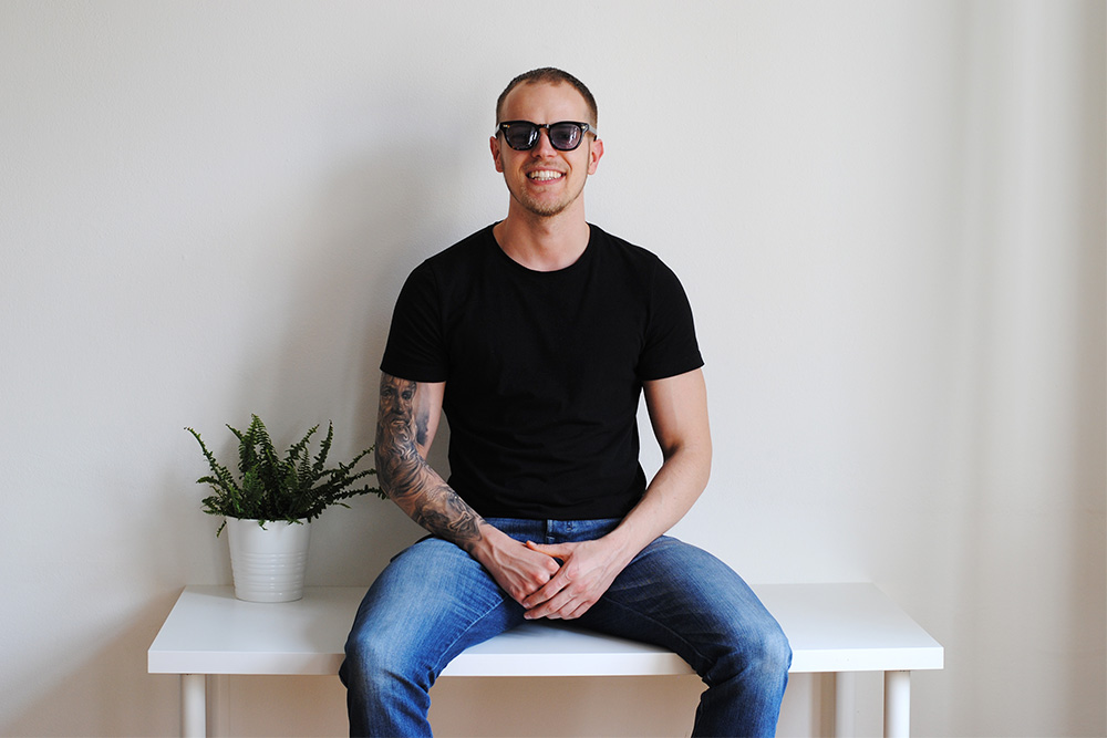 eyerim kontorsserien, det kreativa kontoret, Branislav är vår varumärkeschef som bär på solglasögonen 35/139 Tokyo Bekko 2 i Indigo